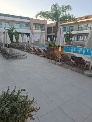 拉加纳斯白橄榄精英酒店-旅行者
