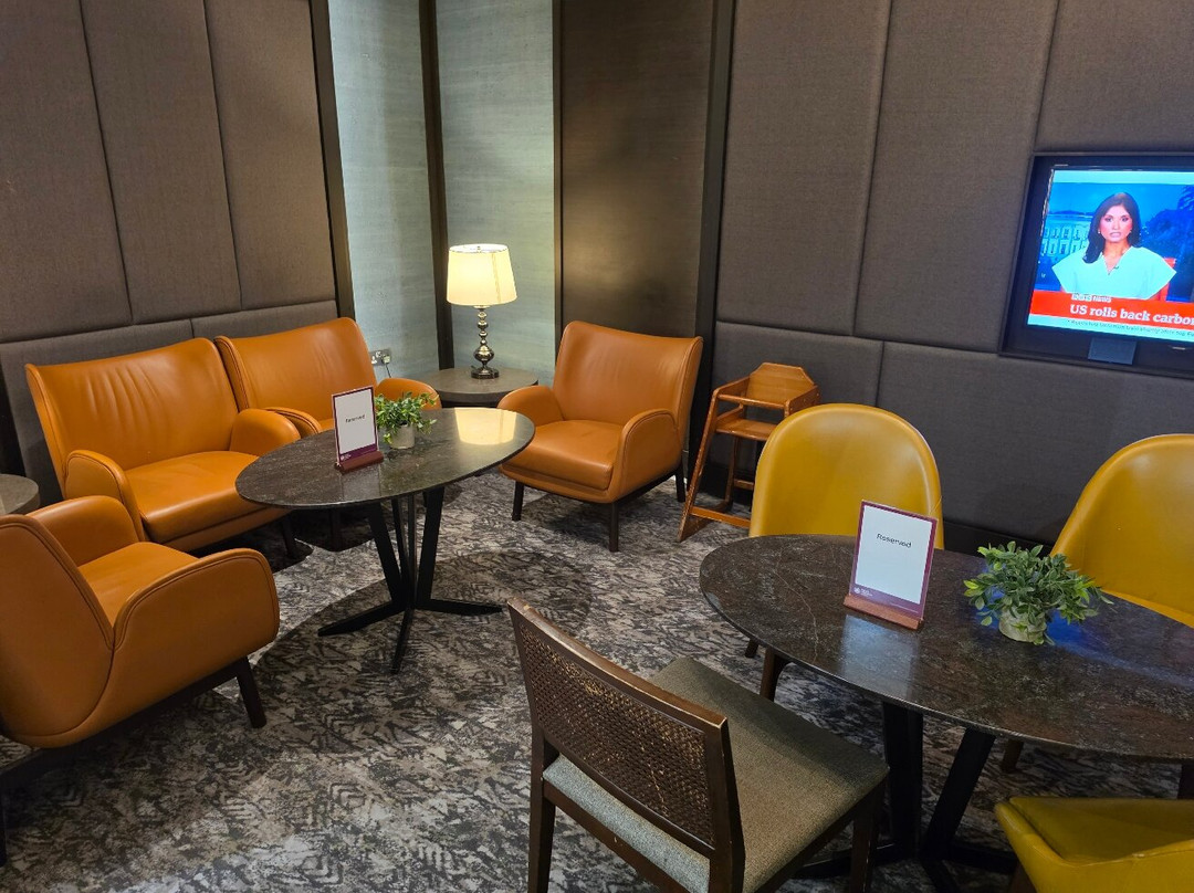 Plaza Premium Lounge Heathrow T2 Departures-伦敦必去景点