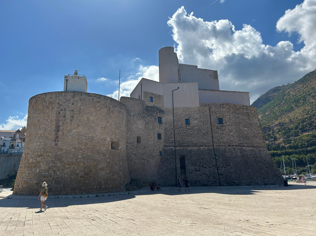 Castello Arabo Normanno-戈尔福海堡必去景点