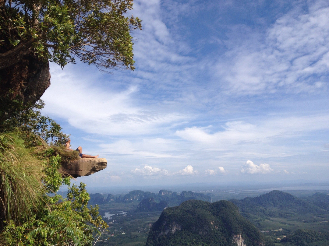 Tab Kak Hang Nak山路跋涉之旅景点图片