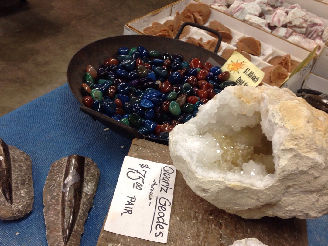 Dixon旅游景点-Consolidated Rock & Mineral Shop