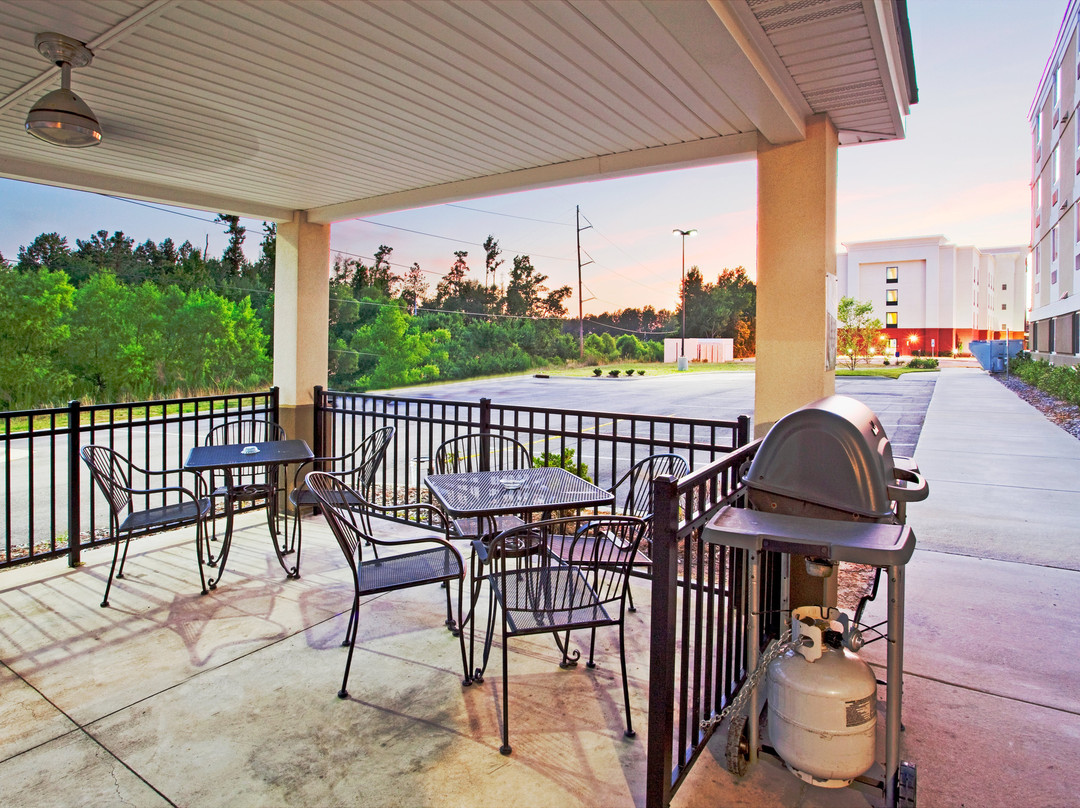 威尔逊烛木套房酒店主图