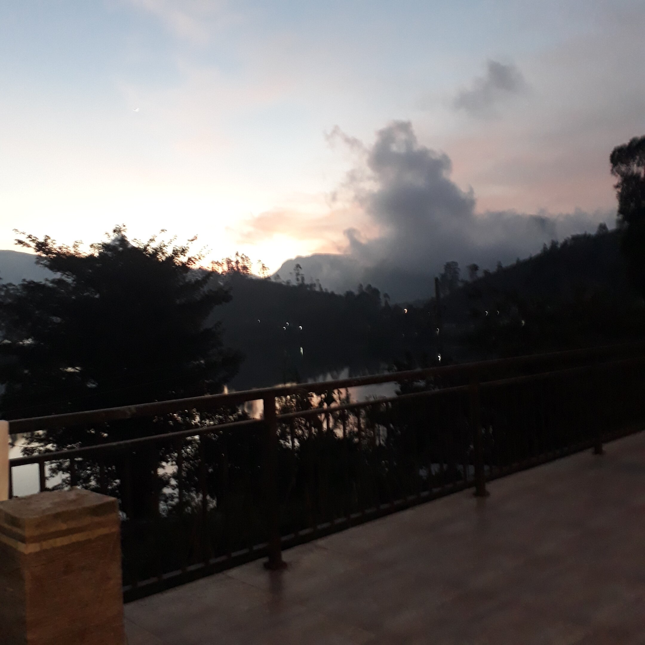 Butterfly Mountain Lake Side-官方