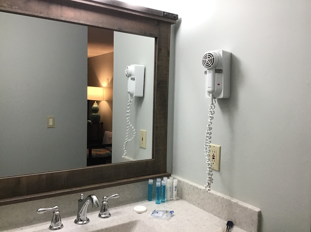 Lighthouse Inn & Suites主图