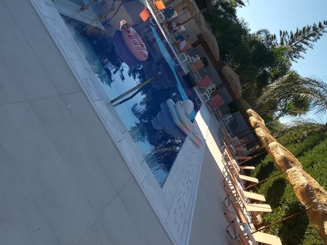 Paradise Bar Apartments主图