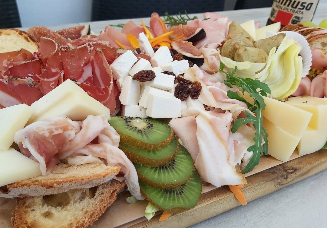 Market Enoteca La Laguna-Porto Pino必去景点