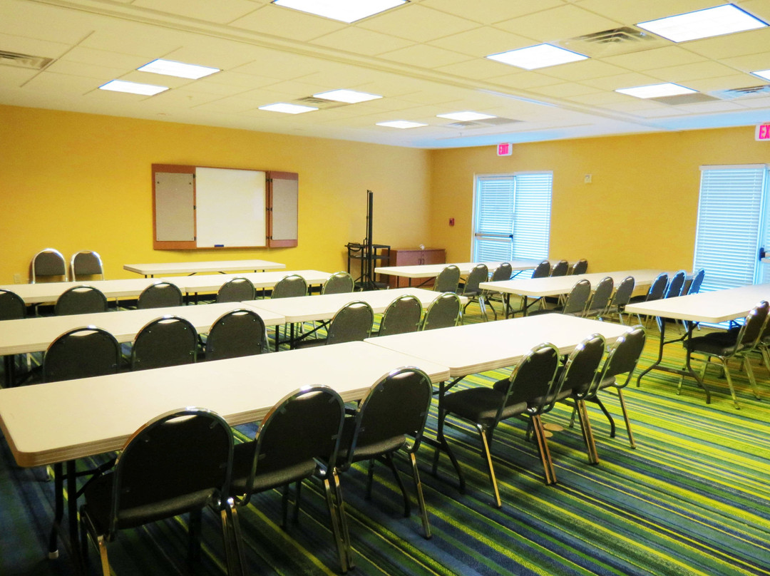 芒特弗农雷德湖费尔菲尔德套房酒店主图