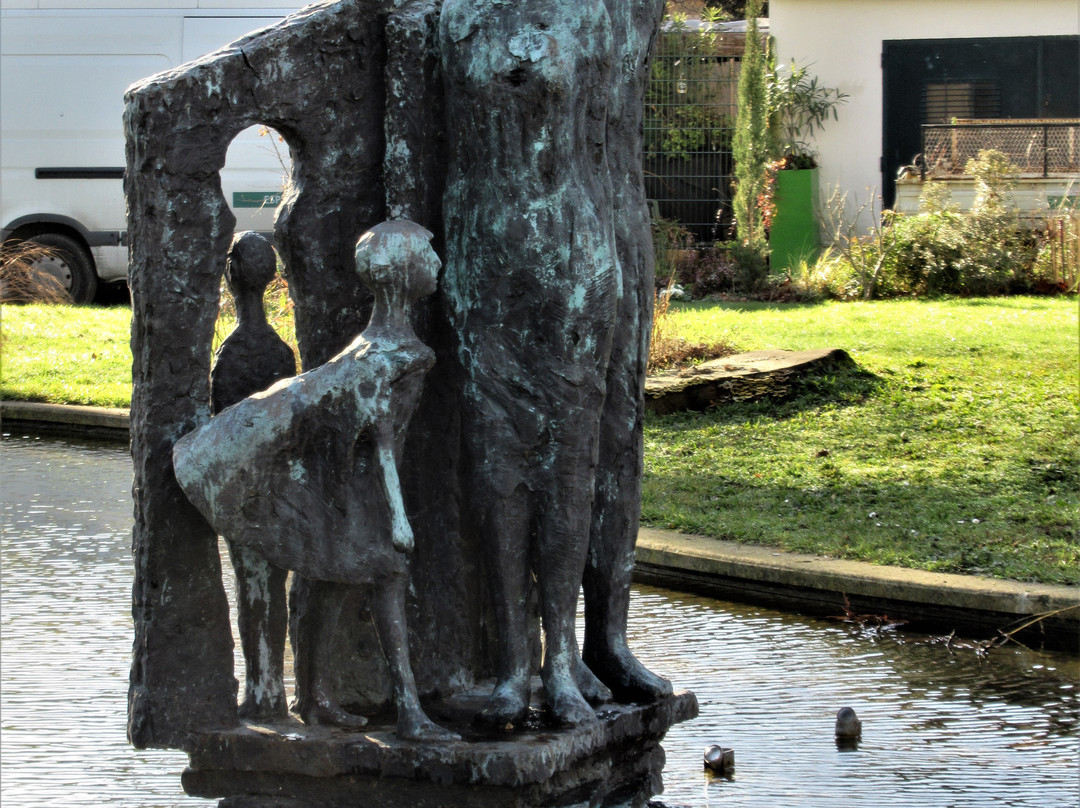 Square Saint Hilaire-圣莫代福塞必去景点