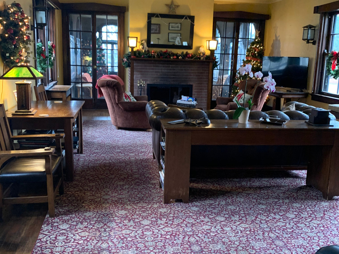 Four Mounds Inn B&B主图