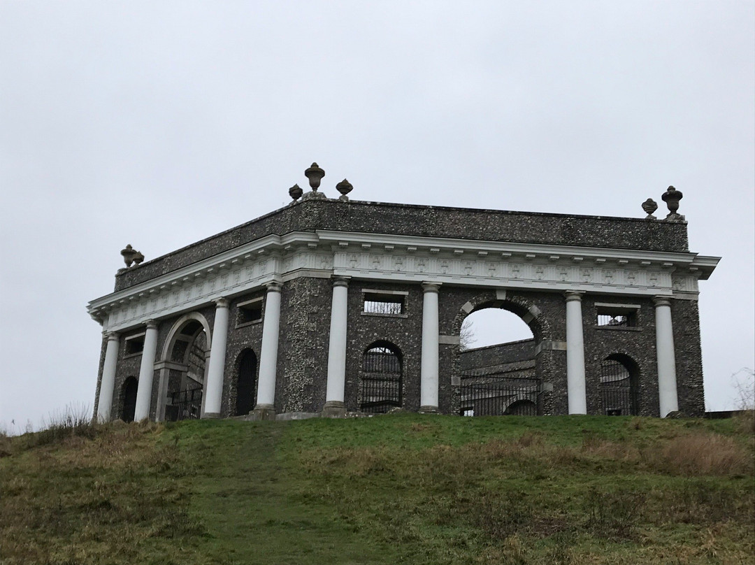 The Dashwood Mausoleum景点图片
