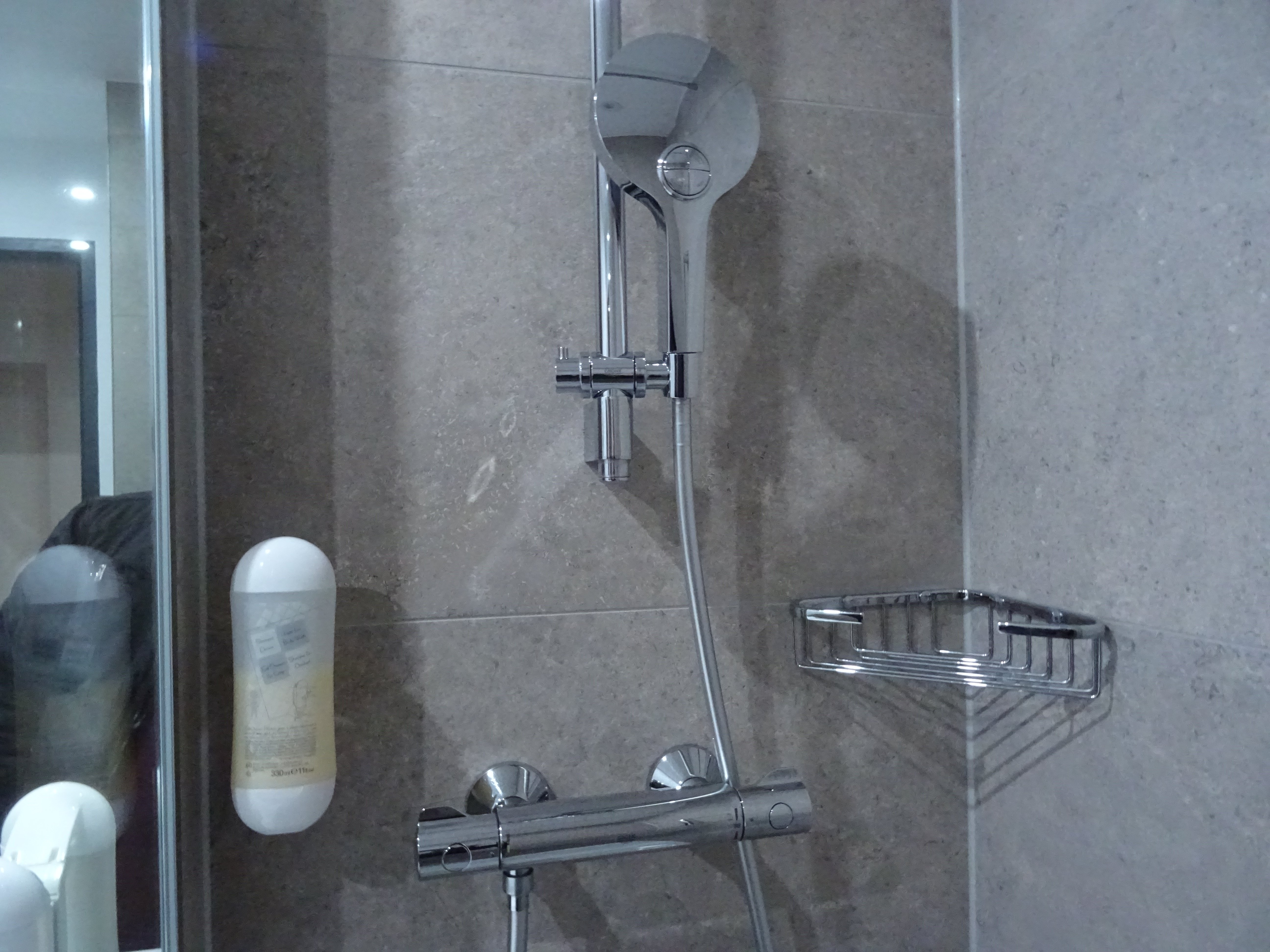 H+ Hotel Köln Brühl-浴室