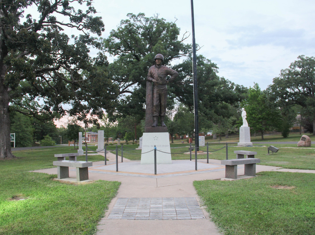 Omar Nelson Bradley Statue景点图片