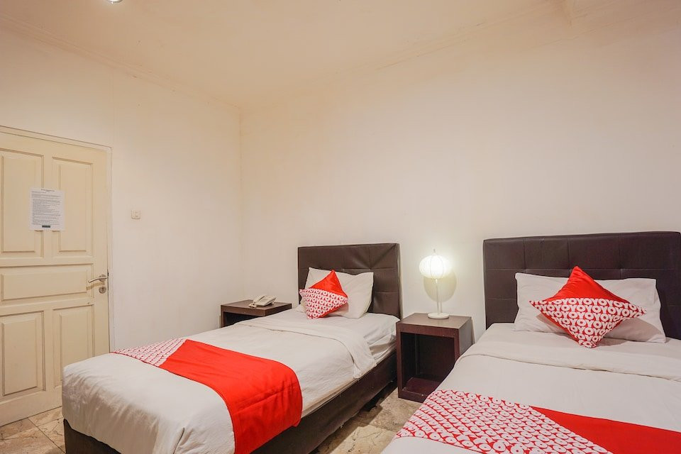 The White House Hotel主图