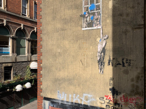 Banksy's Well Hung Lover-布里斯托尔必去景点