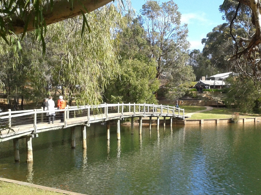 Evedon Lakeside Retreat主图