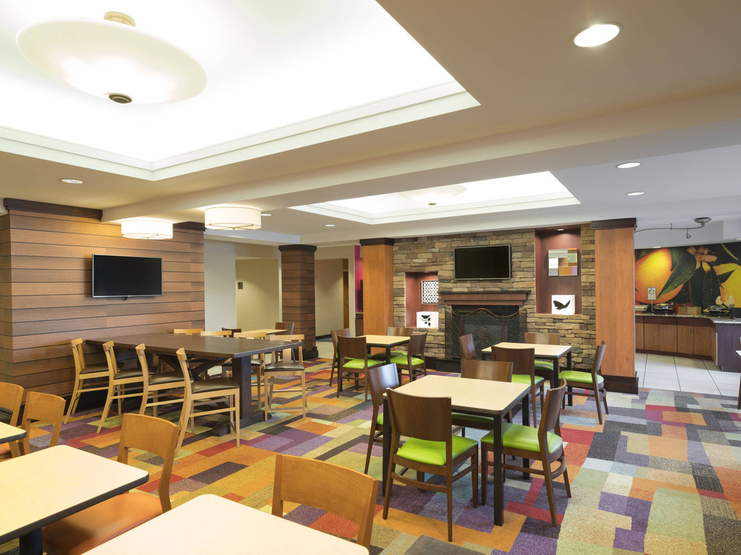 州立学院费尔菲尔德客栈&套房酒店主图