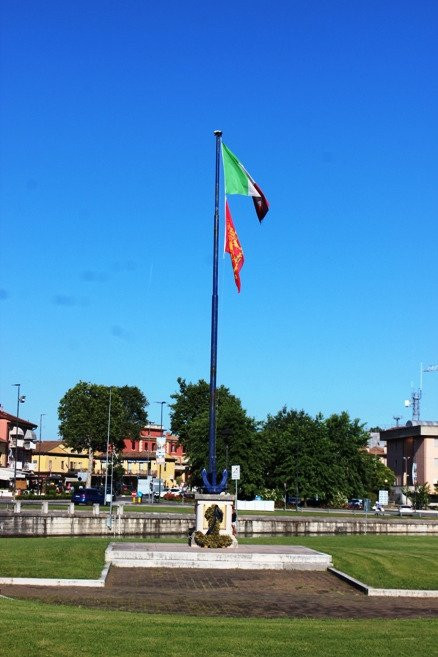 Monumento ai Caduti del mare-佩斯基耶拉德尔加尔达必去景点