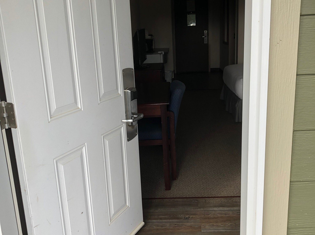 Royal Oak Inn & Suites主图