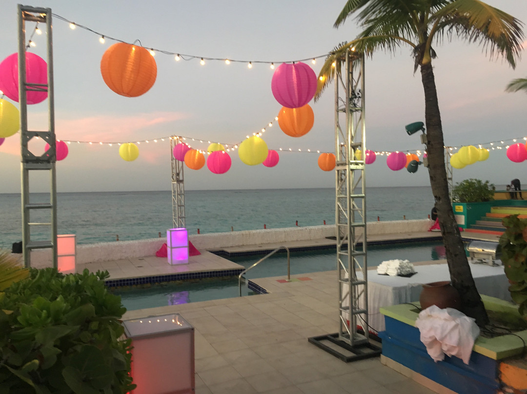 Compass Point Beach Resort主图