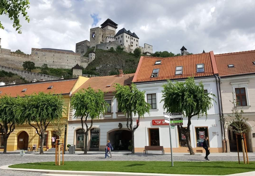 Trencin旅游景点-Mierové námestie