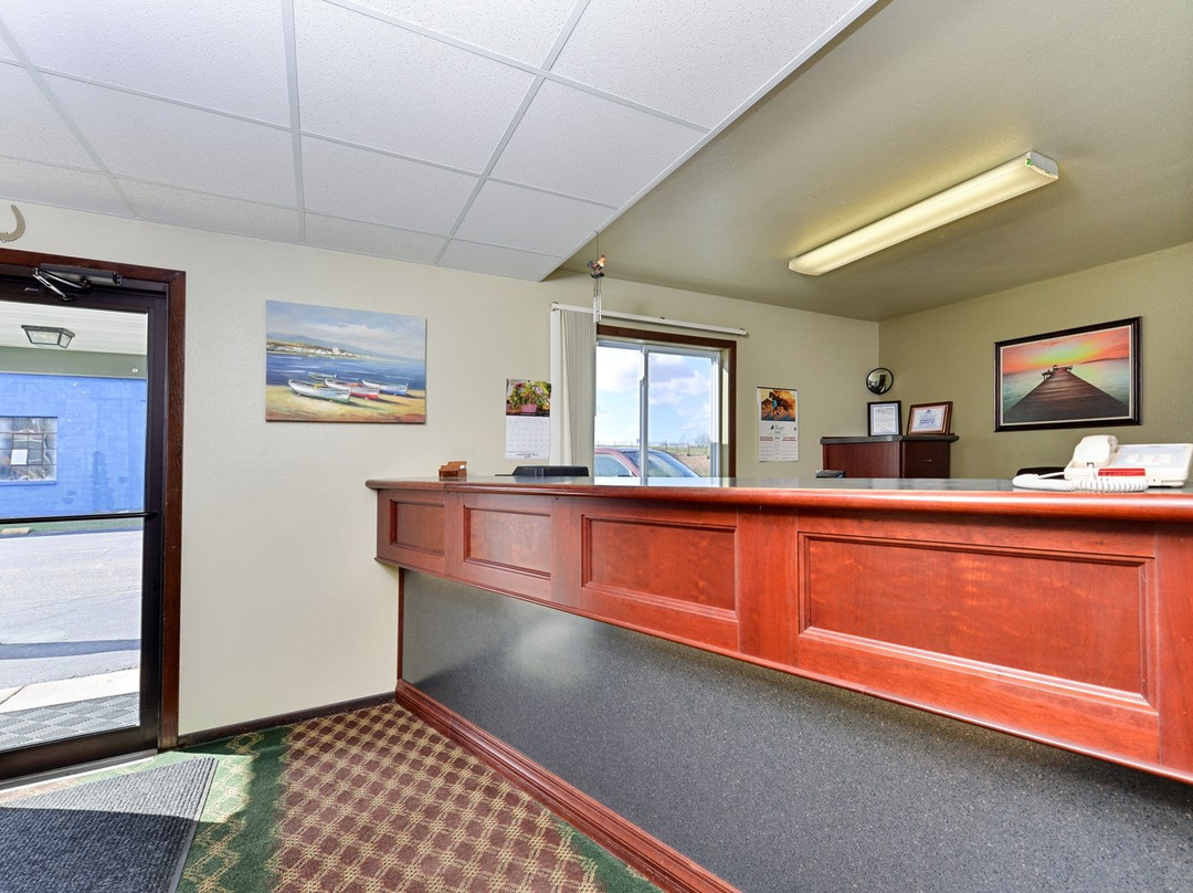 Love Hotels Staples by OYO at HWY 10 MN主图