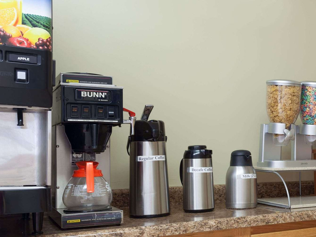 Travelodge by Wyndham Seymour主图