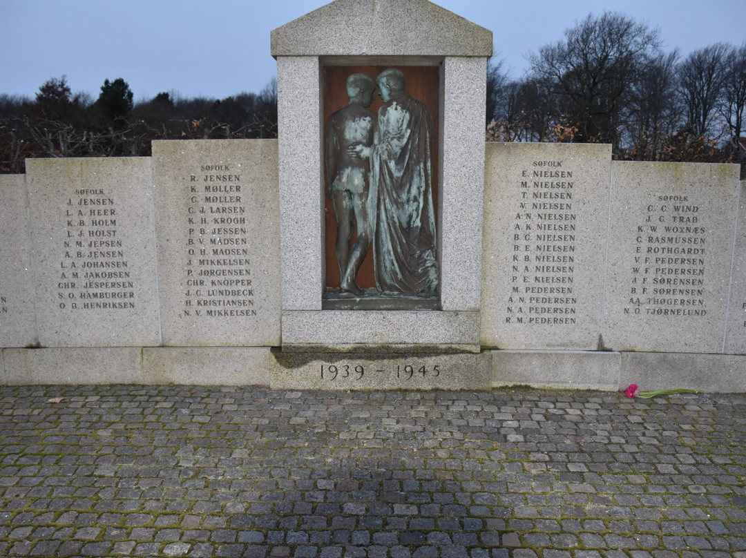 Favrlund Gravlund (War cemetery)-艾斯堡必去景点
