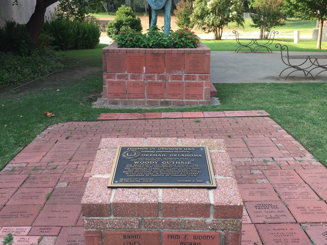 Woody Guthrie Statue & Murals-Okemah必去景点