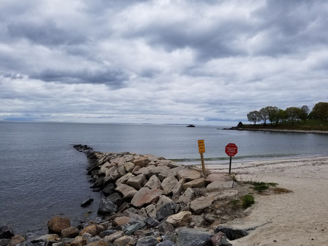 Hole-in-the-Wall Beach-East Lyme必去景点