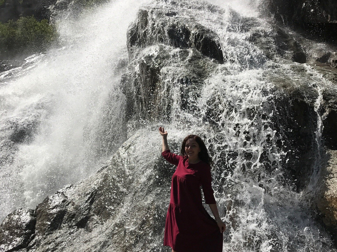 Alibek Waterfall景点图片