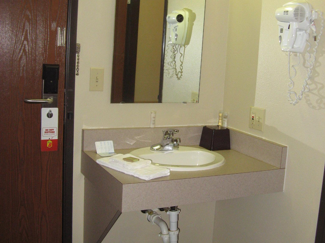 Northwoods Inn & Suites主图