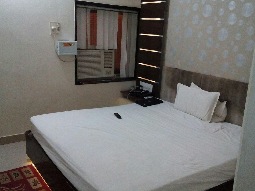 Mahwa酒店住宿-Hotel Karauli Ajay & Krishna Bhog Restaurant