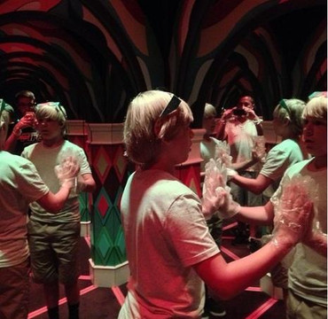 Backstage Mirror Maze-美特尔海滩必去景点