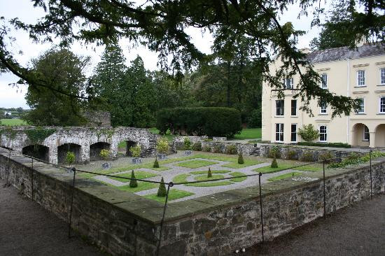 Aberglasney Gardens景点图片