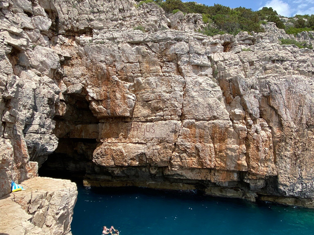 Odysseus Cave景点图片