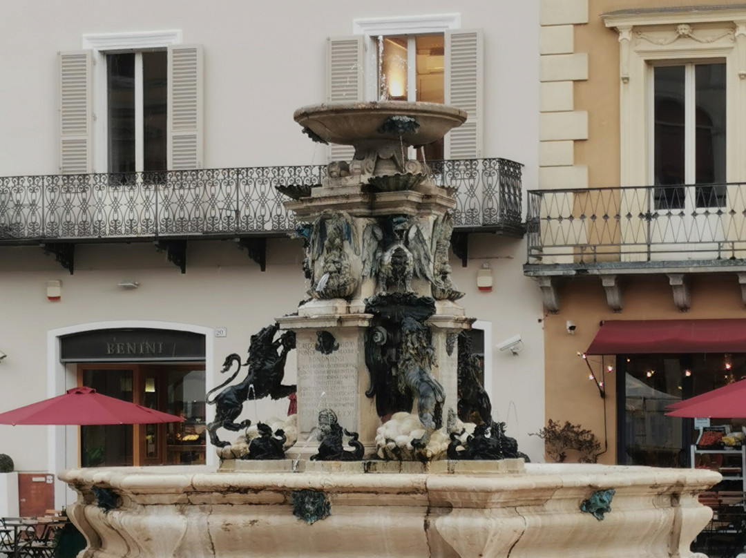 Fontana di Piazza della Liberta景点图片