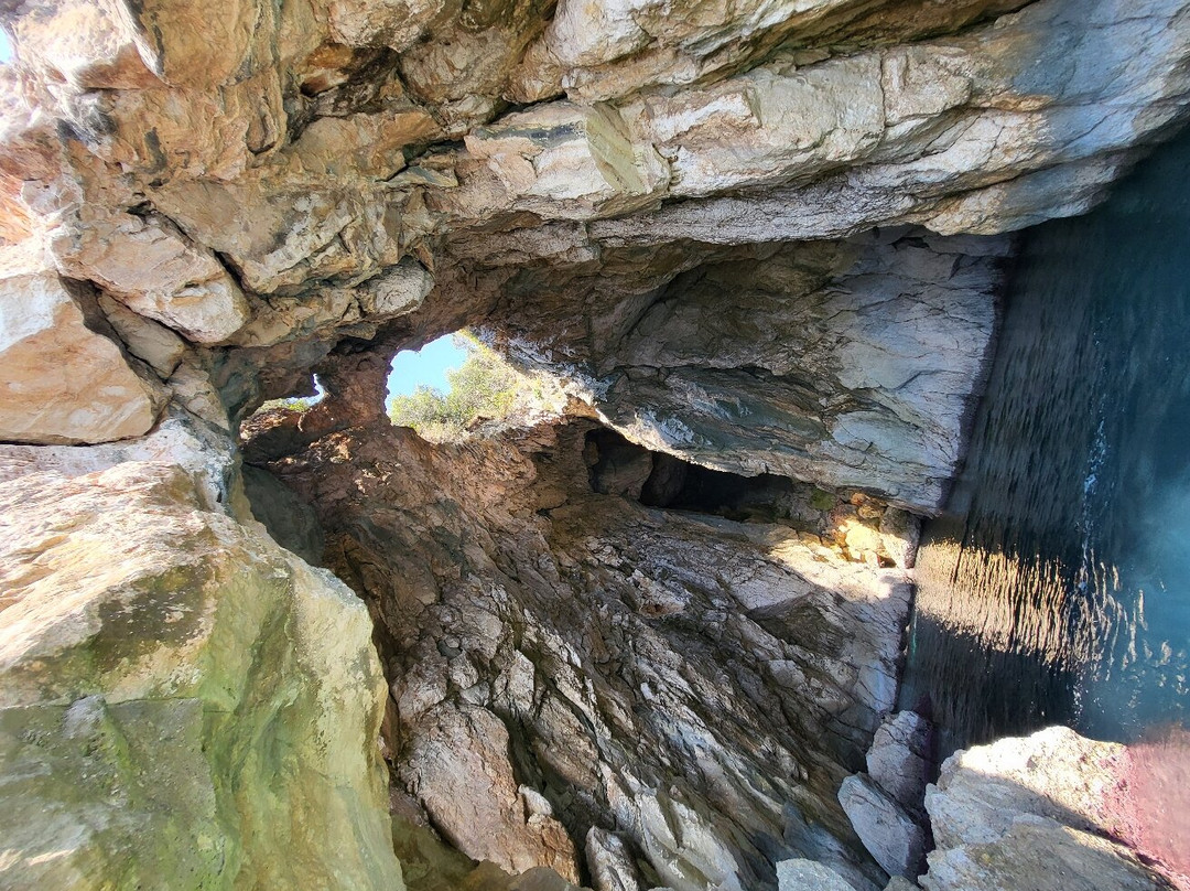 Pirate's Cave-Dhermi必去景点