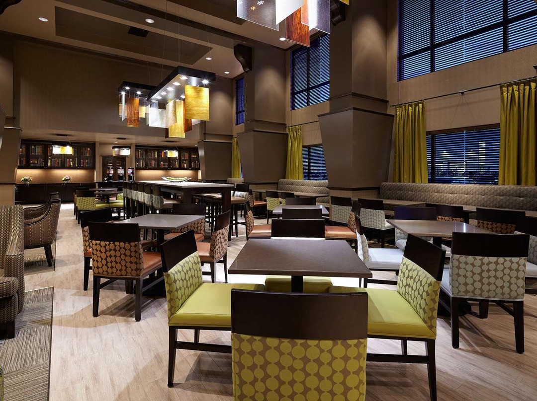 Hampton Inn Suites by Hilton Montreal-Dorval主图