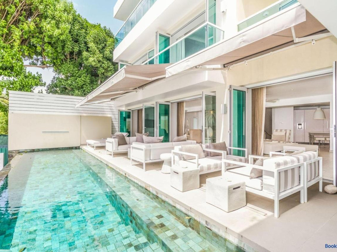 Footprints 8 Bed by Blue Sky Luxury