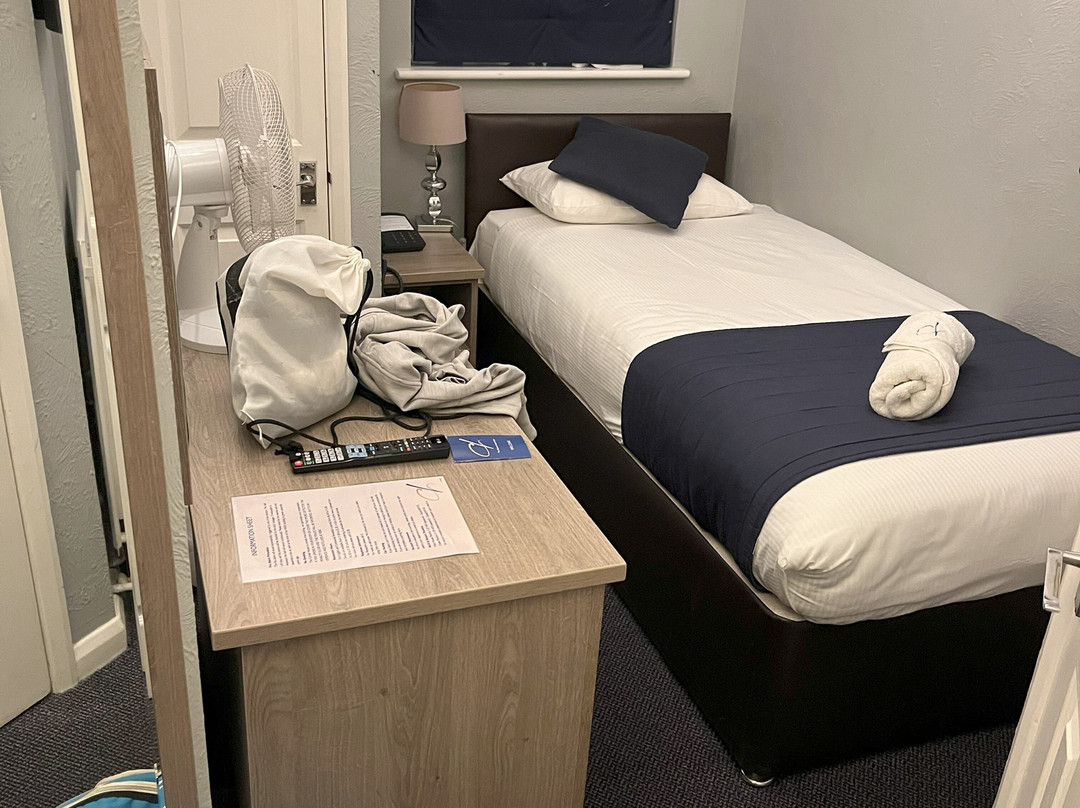 Gatwick Corner House Hotel主图