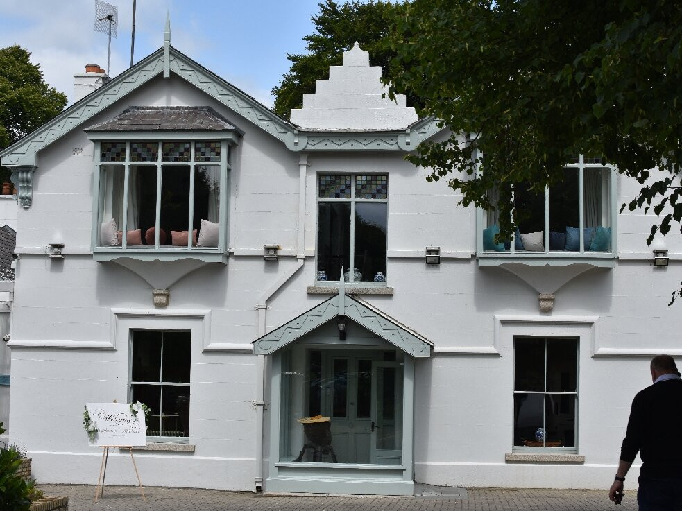 Poulaphouca House & Falls主图