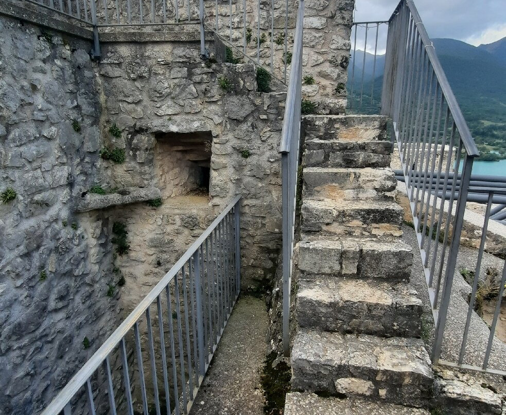 Castello Monumentale-Barrea必去景点