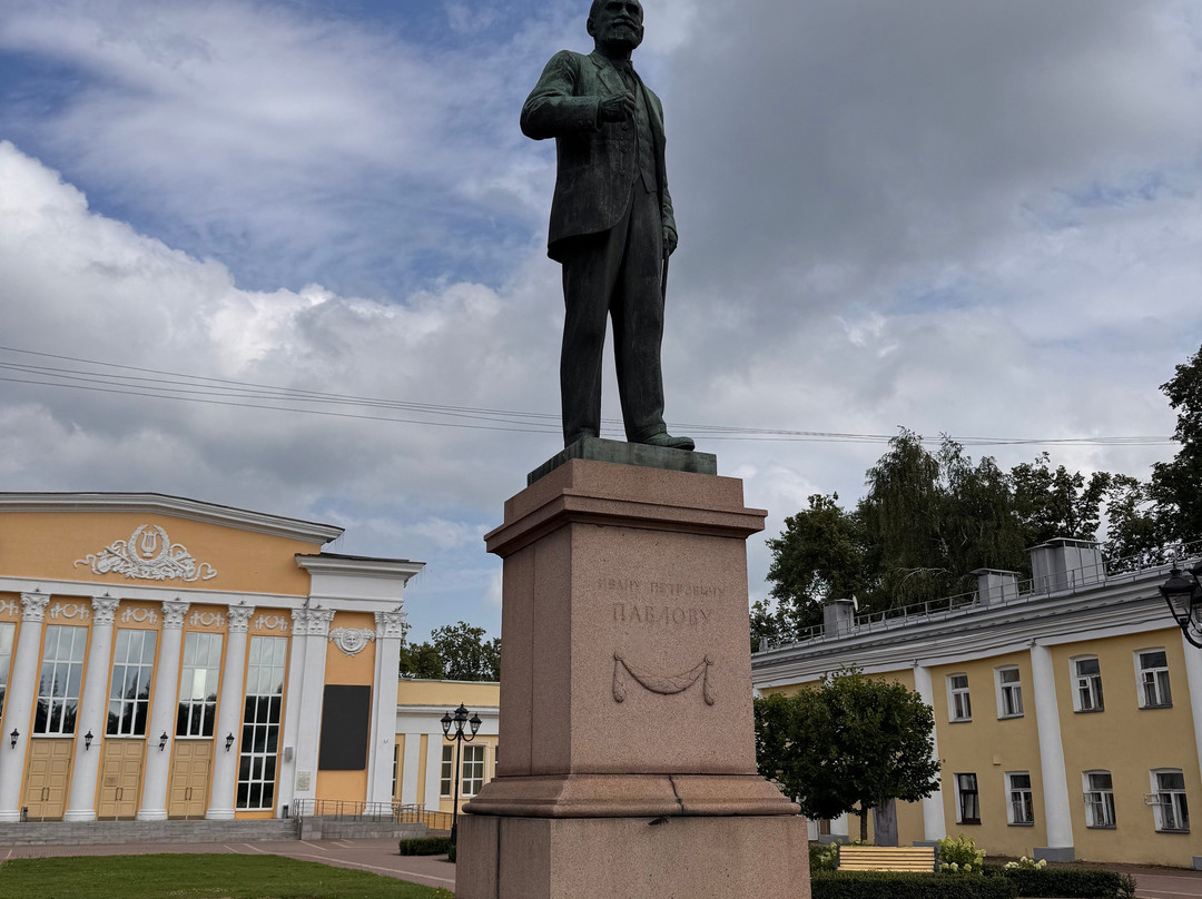 Monument to Academician Pavlov-Ryazan必去景点