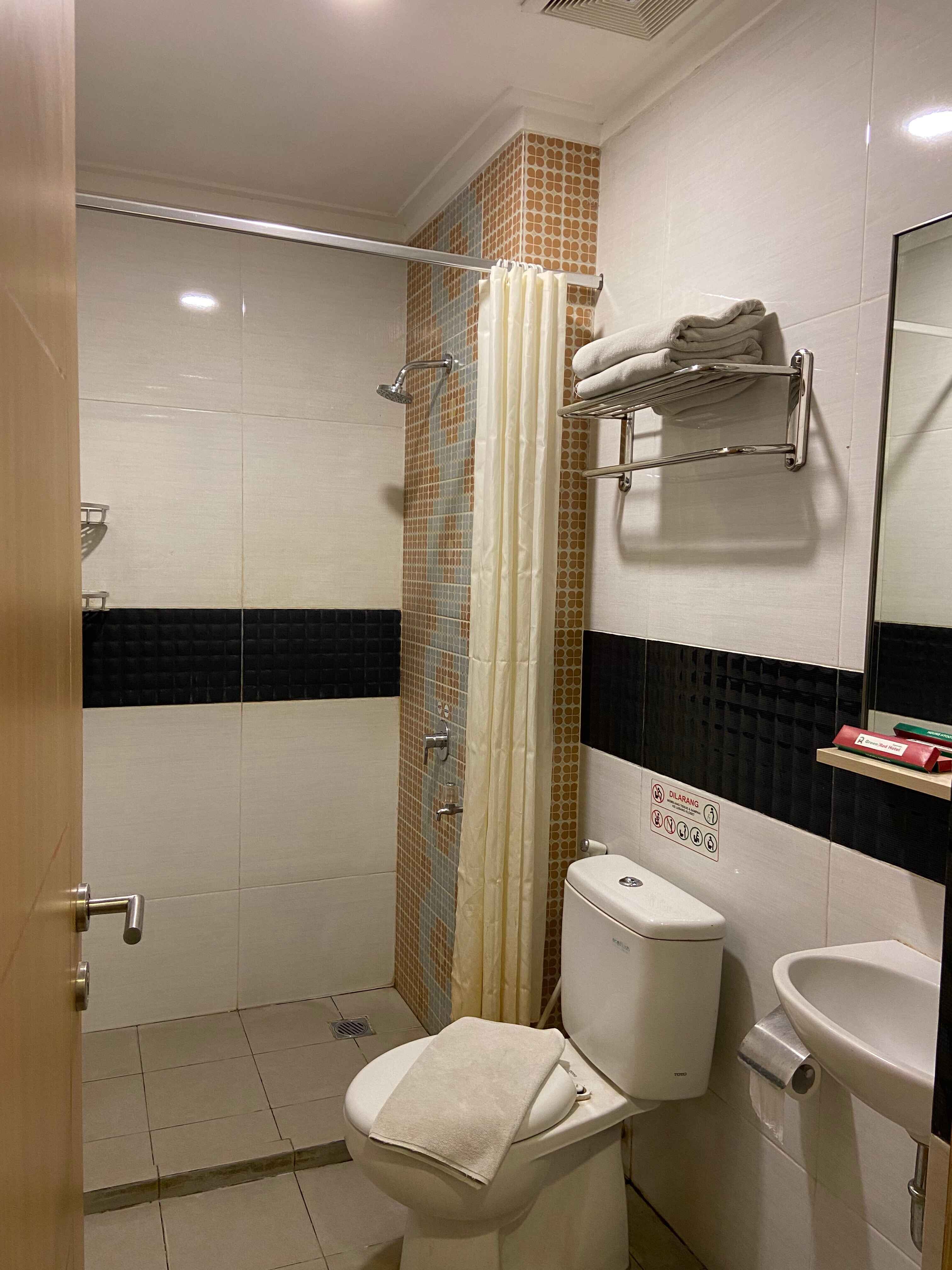 Green Red Hotel Syariah Jombang-浴室