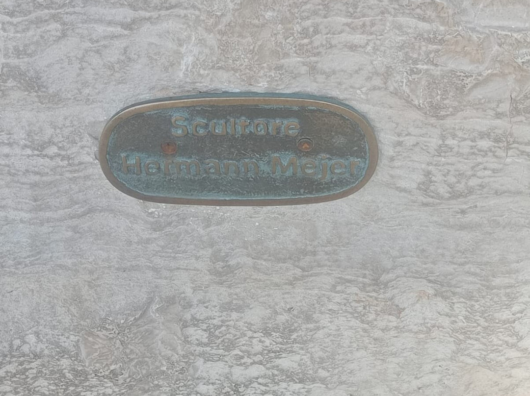 Statua di Domenico Modugno-波利尼亚诺阿马雷必去景点