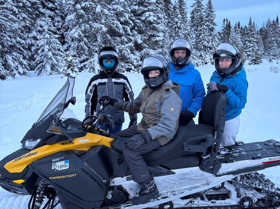 Farmhouse Snowmobiling and UTVs-普莱西德湖必去景点