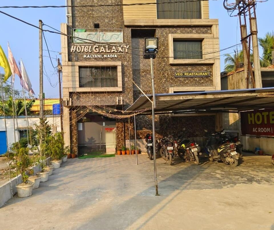 OYO 49954 Hotel Galaxy