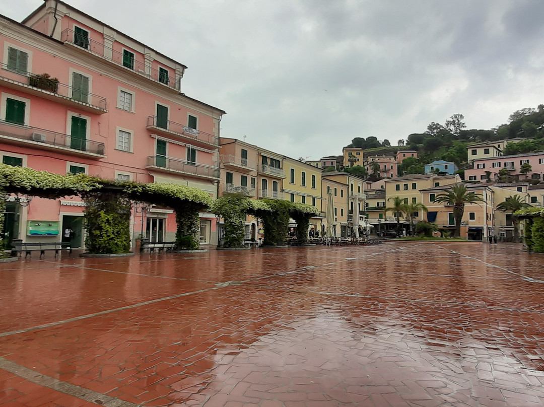 Piazza Giacomo Matteotti-Porto Azzurro必去景点