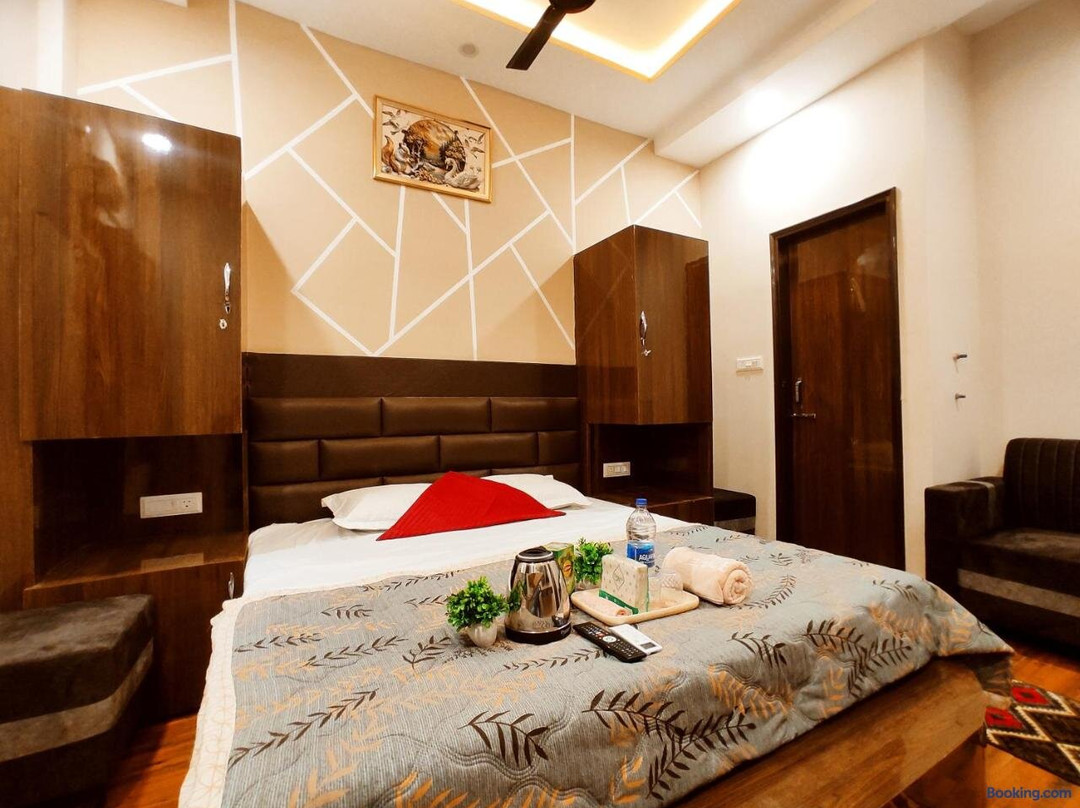 HOTEL LAND ROYAL STAYS - Premium Rooms In Budget
