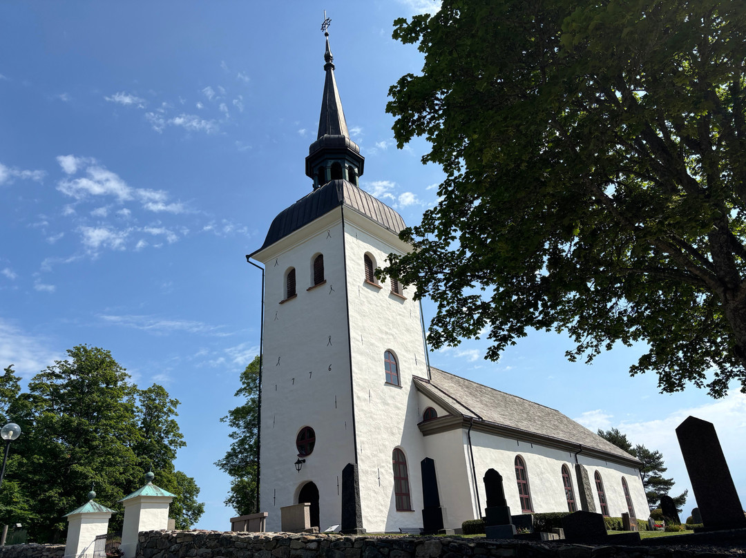 Bro Kyrka & Kyrkogard
